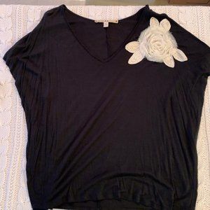 Black/Cream Short Sleeve Flowy Flower Accent Top